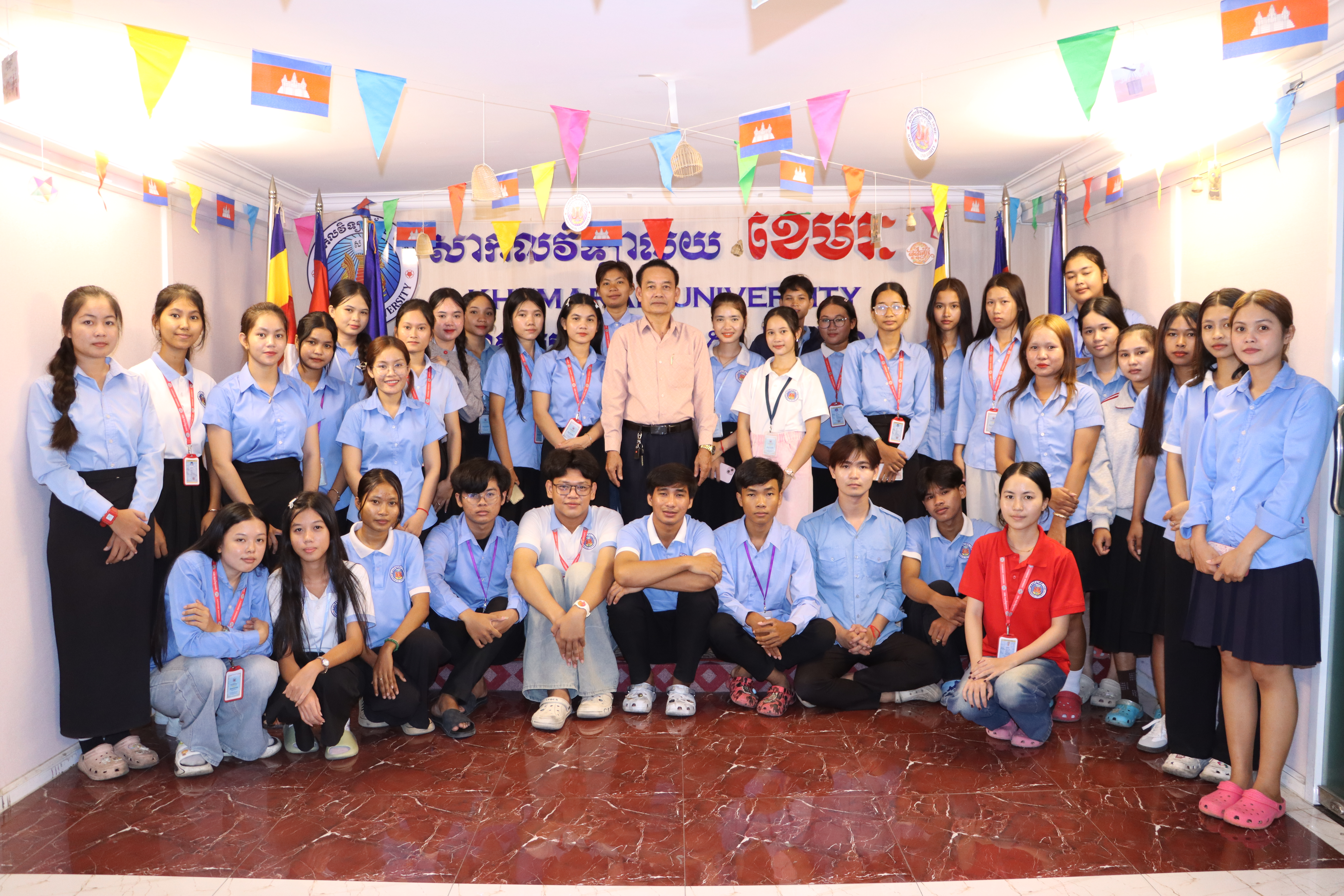 កម្រងរូបភាពអនុស្សាវរីយ៍ និស្សិតថ្នាក់បរិញ្ញាបត្រ បង្រៀនដោយសាស្ត្រាចារ្យ បណ្ឌិត ឈត ប៊ុនថង  មុខវិជ្ជា​ ទស្សនៈវិជ្ជា ជំនាន់ទី២២ វគ្គចន្ទ​ សុក្រ